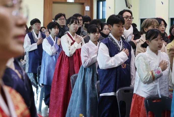 Graduating from elementary school clad in Hanbok