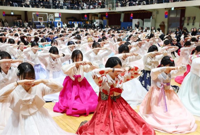 Hanbok, not school uniforms, at graduation ceremony