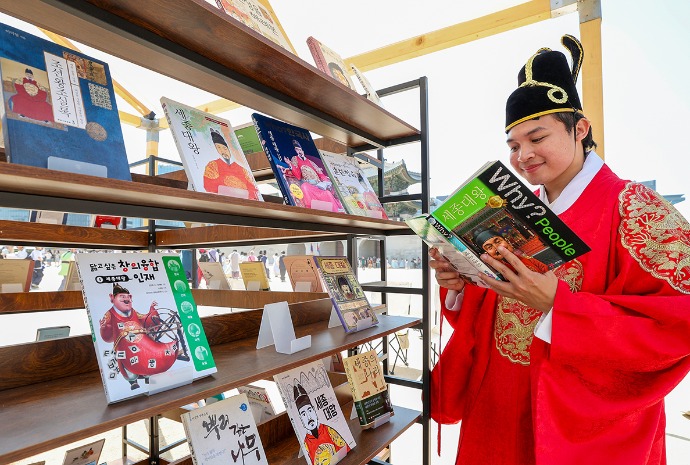Foreign tourist celebrates King Sejong's birthday 