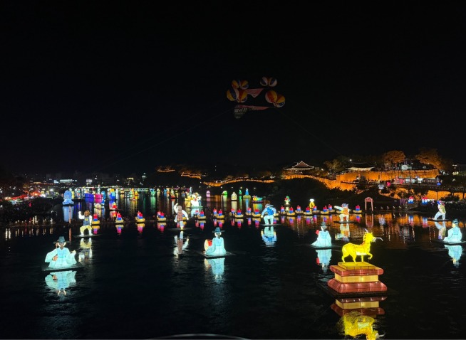 Provincial gala displays spectacular lanterns, drones, fireworks