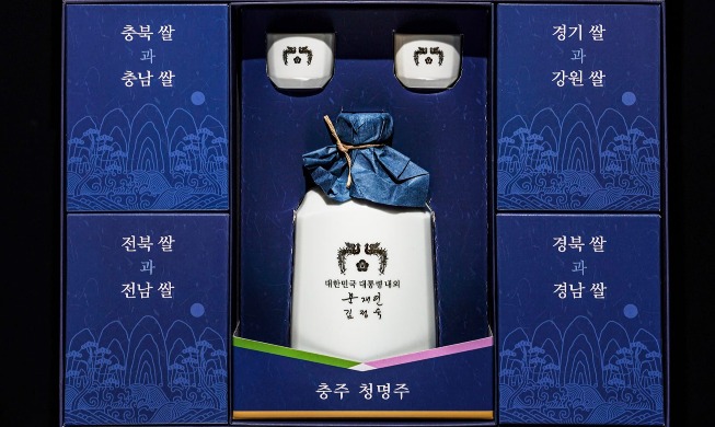 President Moon, first lady to send traditional liquor, rice gifts for Chuseok