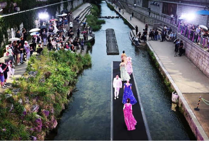 Models at Cheonggyecheon Stream