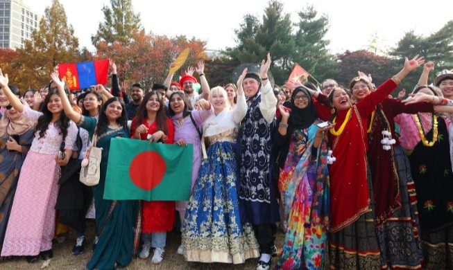 Int'l workers to enjoy more benefits, convenience in new year