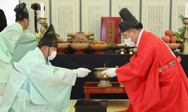 [Korea in photos] Ritual wishing for sea safety at Naksan Beach