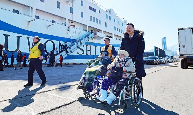 100 ethnic Koreans from Sakhalin return home after 80 years