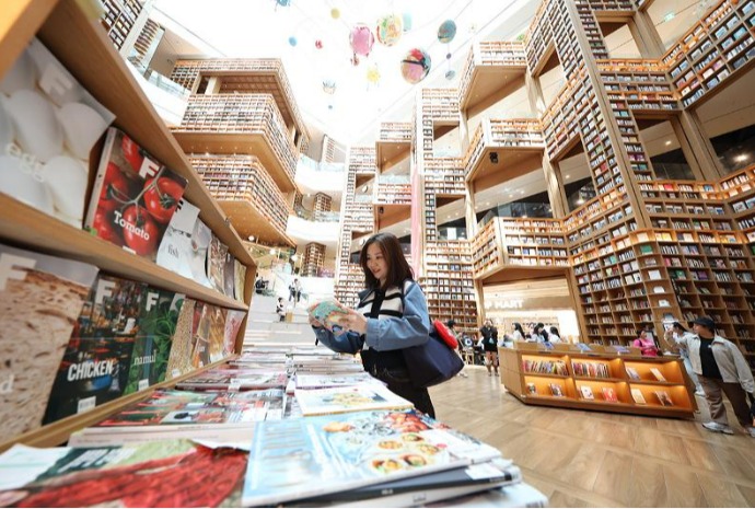 Tourists visit mall library