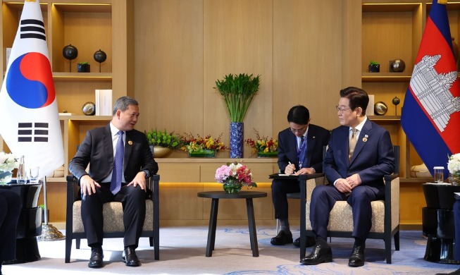 President Lee offers vision for ASEAN ties, talks to Cambodian PM