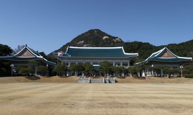 President Lee returns to restored office at Cheong Wa Dae