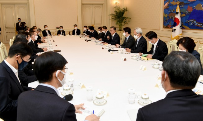 Opening Remarks by President Moon Jae-in at Roundtable with Principal Economic Players