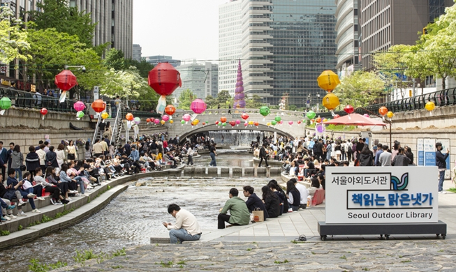 Seoul Outdoor Library features translations of acclaimed books