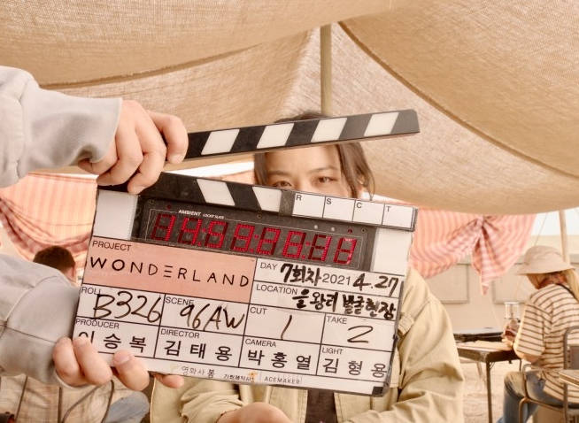 Cinematographer talks creating sandstorm set in 'Wonderland'