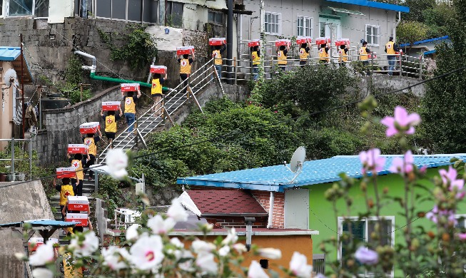 [Korea in photos] Chuseok care packages delivered to hillside village