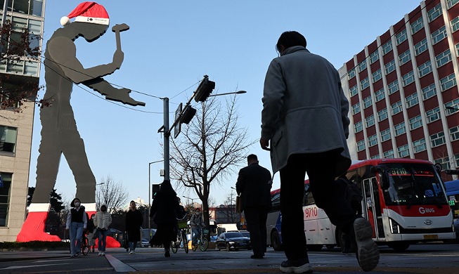 'Hammering Man' sculpture dressed like Santa Claus