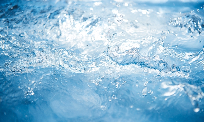 Advanced solar-powered device makes seawater drinkable