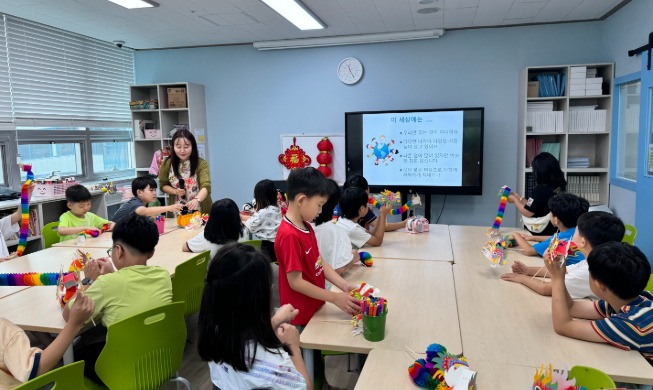 Province expands monthly subsidies to undocumented children