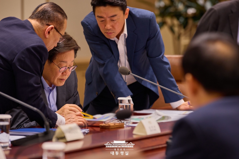 President Lee chairs 1st nat'l security meeting, urges better NK ties