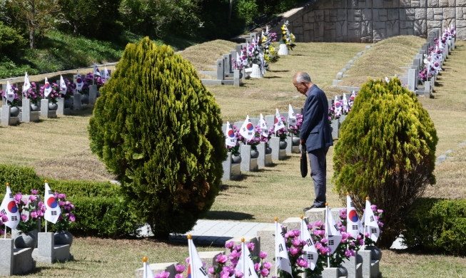 Relative of April 19 Revolution victim visits nat'l cemetery