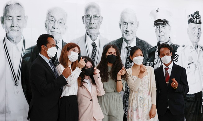 [Korea in photos] Descendants of Korean War veterans pose with grandfathers