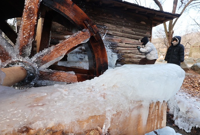 Frozen water wheel amid cold wave
