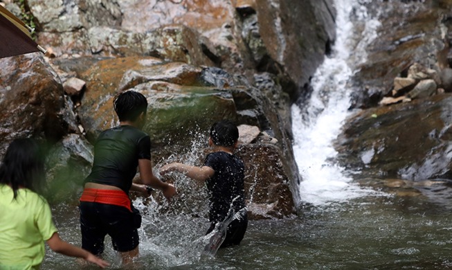 [Korea in photos] Forgetting midsummer heat in valley