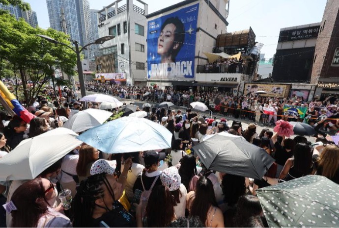 Huge Army celebrates military discharge of 2 BTS members