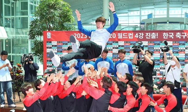 U-20 WC team gets hero's welcome at home