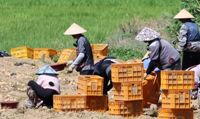 Stronger measures to help int'l workers with unpaid wages