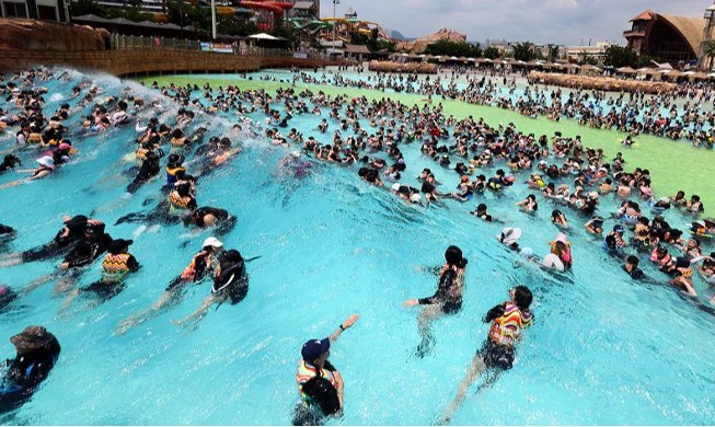 Making waves to cool off from scorching nationwide heat