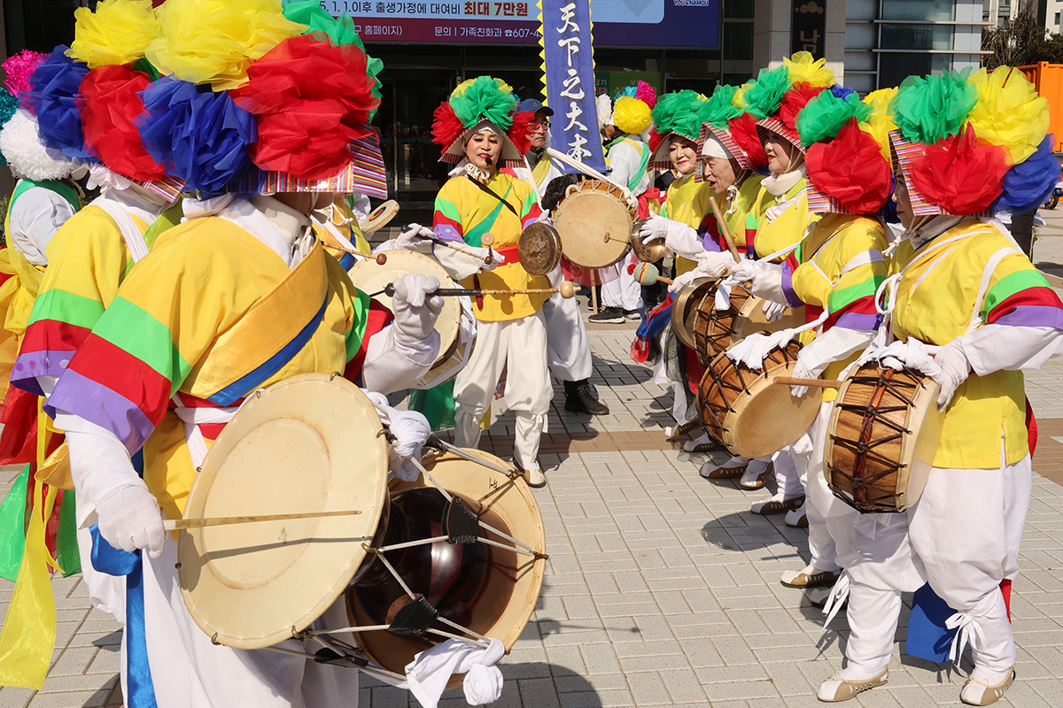 Members of the Motgol Folk Preservation Society and a folk pungmul (percussion) band on Feb. 10 perform a jisinbapgi, a traditional ritual to salute the god of the land who protects villager homes, to ward off evil spirts and pray for good luck at the square of Nam-gu District in Busan. The event was held two days ahead of Jeongwol Daeboreum, a traditional festival marking the first full moon of the lunar new year.