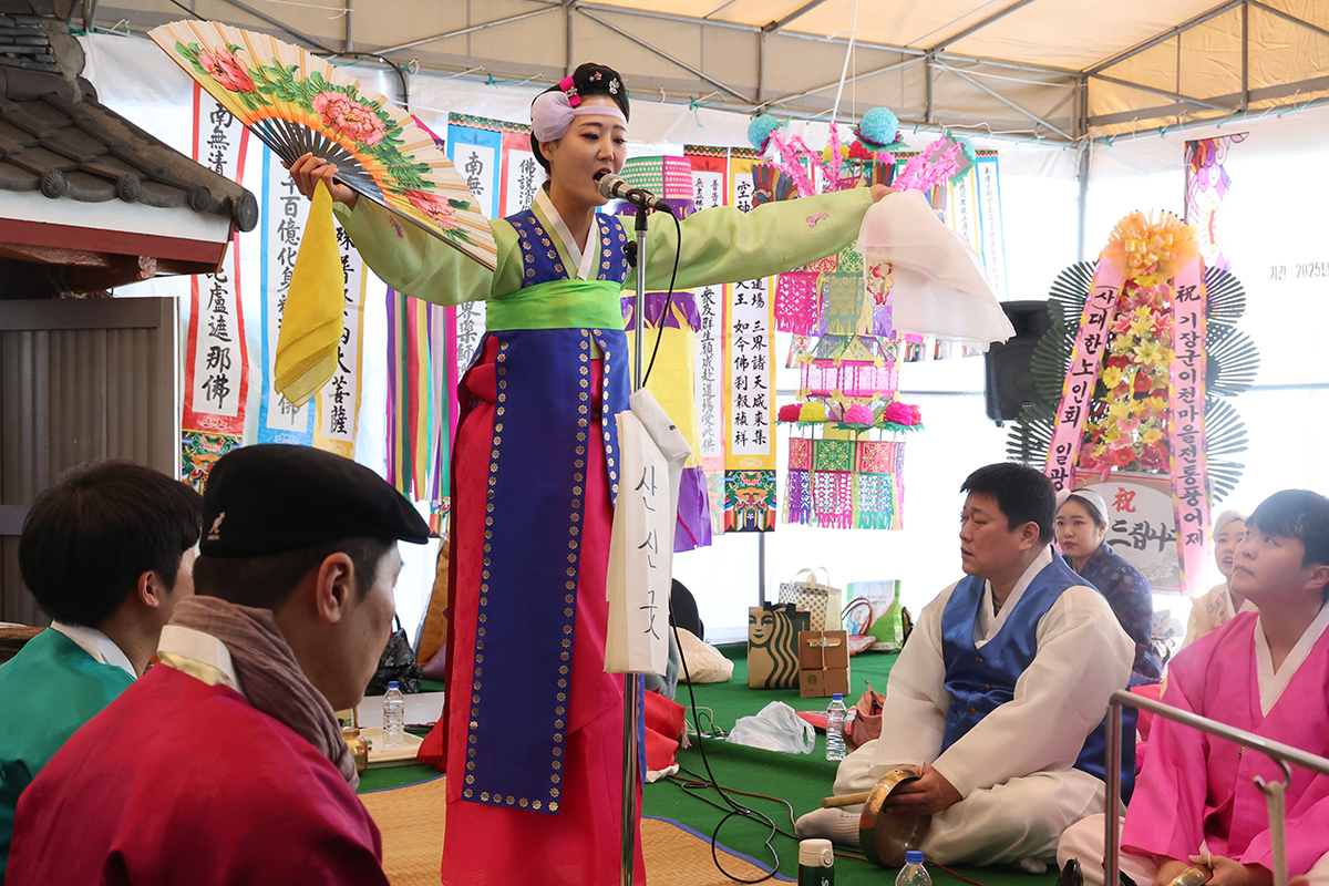 An open eastern coast byeolsingut (exorcism) is held on Feb. 13 at an annual traditional festival to wish for success in fishing in the village of Icheon located within the town of Ilgwang-eup in Busan's Gijang-gun County.