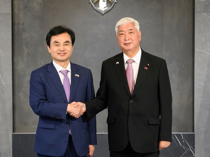 Defense chief hosts 1st bilateral talks with Japan in 10 years