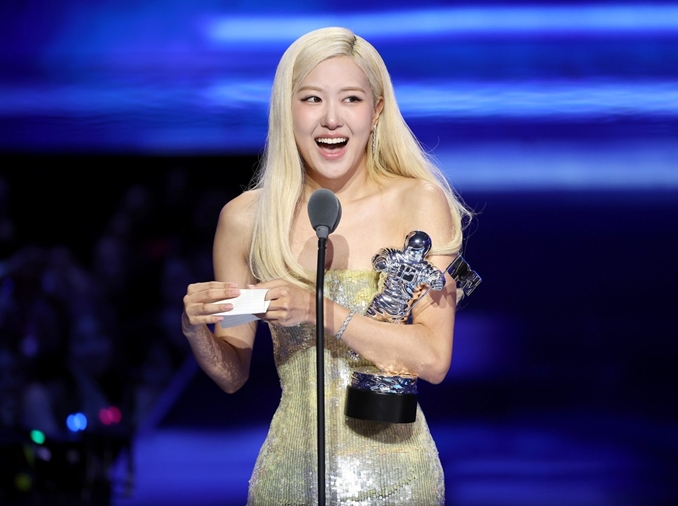 Blossoming Rosé: 'APT.' wins Song of the Year at MTV VMAs